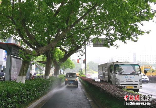 南京玄武城管开展中央路环境卫生专项提升行动